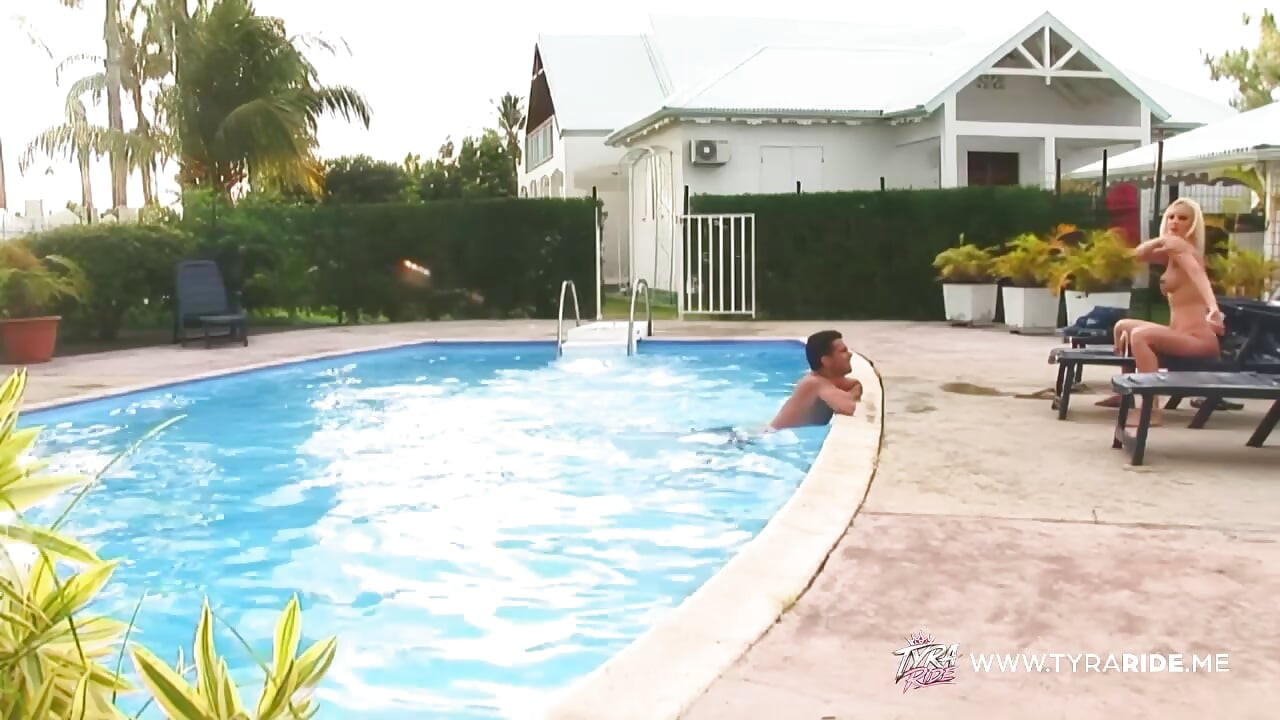 Une MILF blonde devient intime à l’extérieur avec un étalon musclé chauve