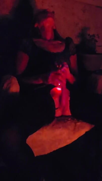 古德女孩享受晚上的手淫和操自己在后院的火焰