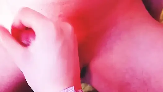 Cewek ini lagi asik nyepong dan ngentot memek sempitnya habis-habisan