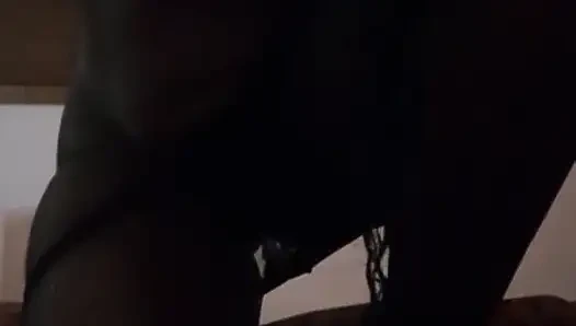 Genç üniversiteli kız kamera önünde mastürbasyonun tadını çıkarıyor
