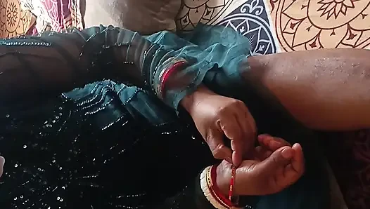 Desi aunty  bhabhi hot desi