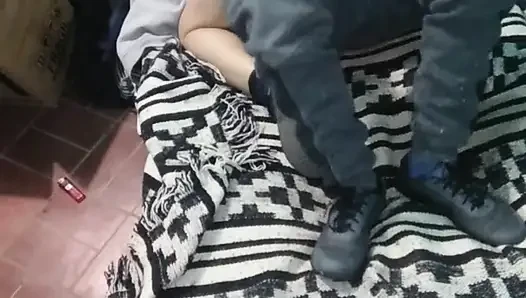 Девушка в платье Монтано с матрасом на полу