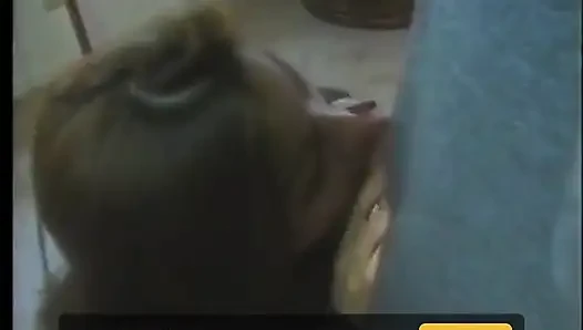 Cewek asia toket kecil yang hot lagi asik ngentot memek berbulunya di meja biliar!