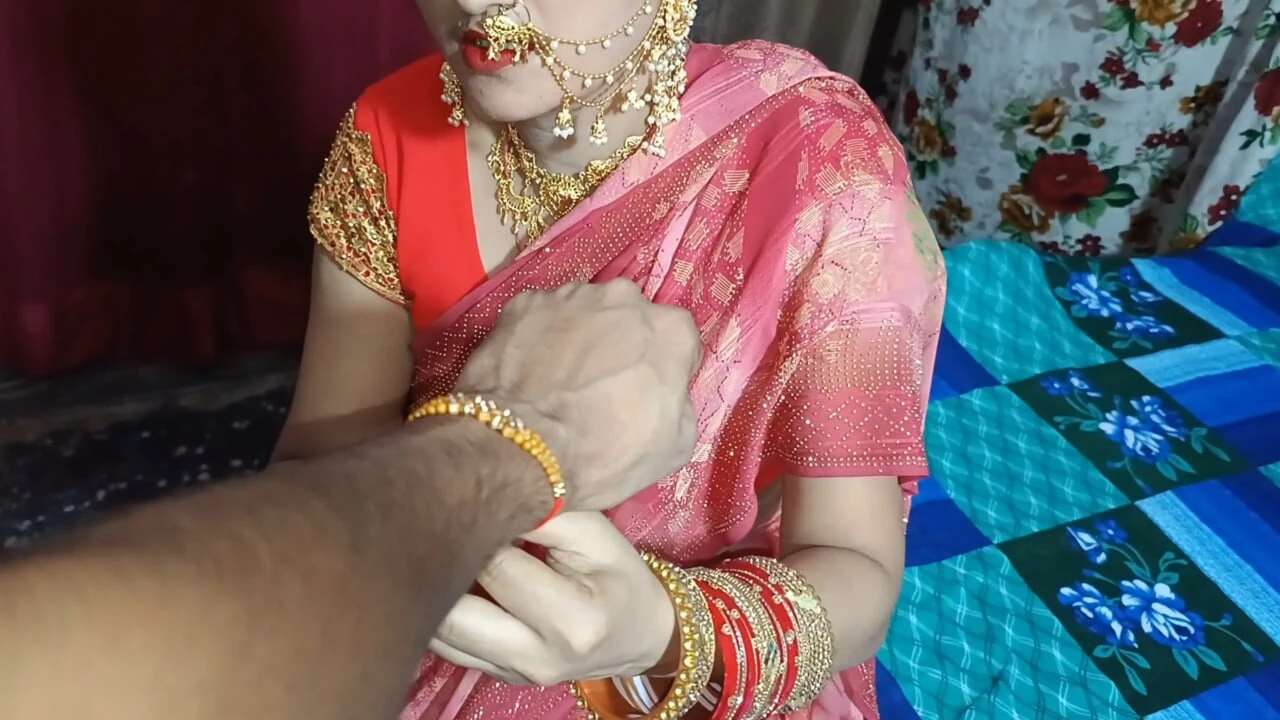 Trên Raksha Bandhan, chị kế trói Rakhi và cho bur xem món quà.