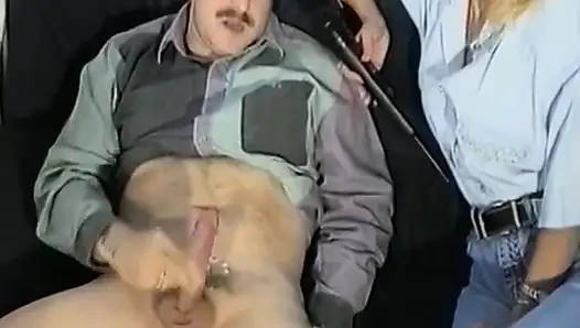 Немецкий чувак дрочит член, пока репортер говорит ему, как это сделать