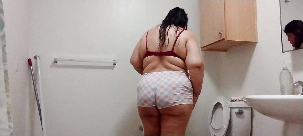 Watch Bridivine Shake That Ass While Cleaning