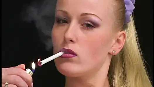 Sharon Wild dari Gadis Bugil Lagi Merokok