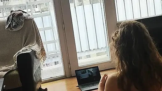 Yogaprinzessin hat nichts dagegen, dass sie unterstützt wird