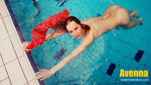 Une adorable adolescente brune nage nue