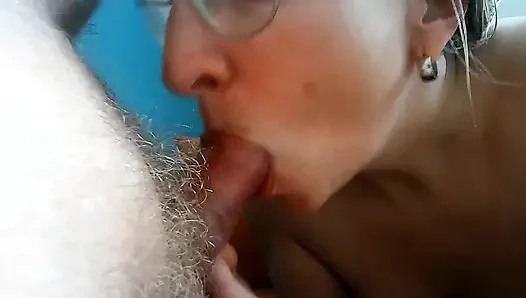 Siyah lateksli sarışın orta yaşlı seksi kadın çifte göbek boşalması alıyor.