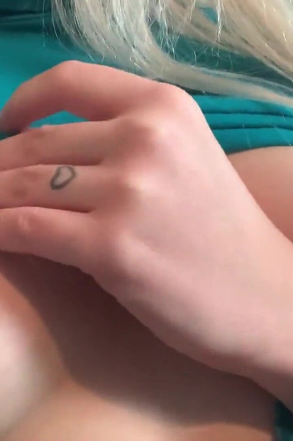 Savršeni živahni mali sise izbliza