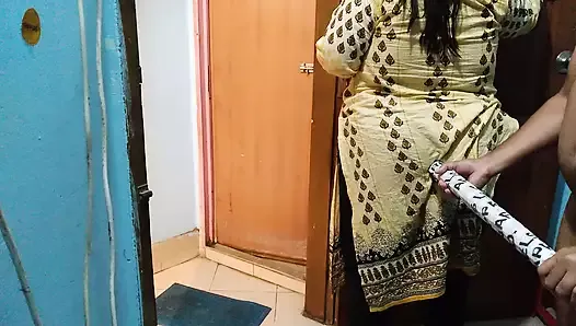 Сосед трахает тамильскую горячую тетушку, подметая дом - индийский секс