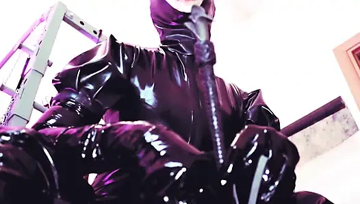 БДСМ домина Eva, фетиш, женское доминирование в латексе, трах в рот рабыни с киской