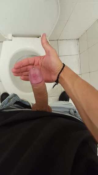 cum in my hand, sborro nel bagno pubblico