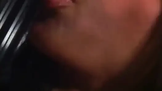 Peacherino brunette lucu dengan mata sipit bermain dengan dildo di lantai dansa klub striptis