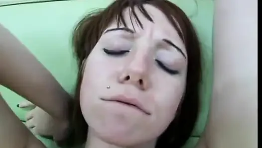 Piercingli esmer genç kız yarak emiyor ve sonra bakış açısıyla sikiliyor