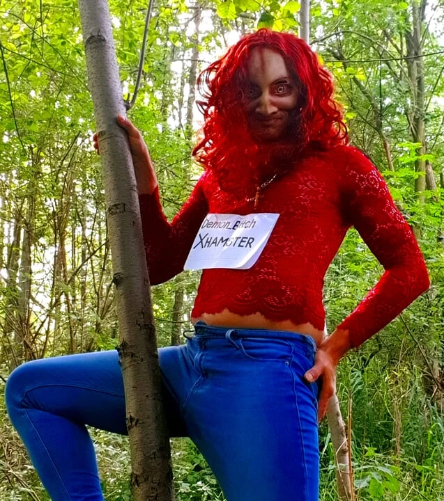 Divlja demonska kučka iz šume