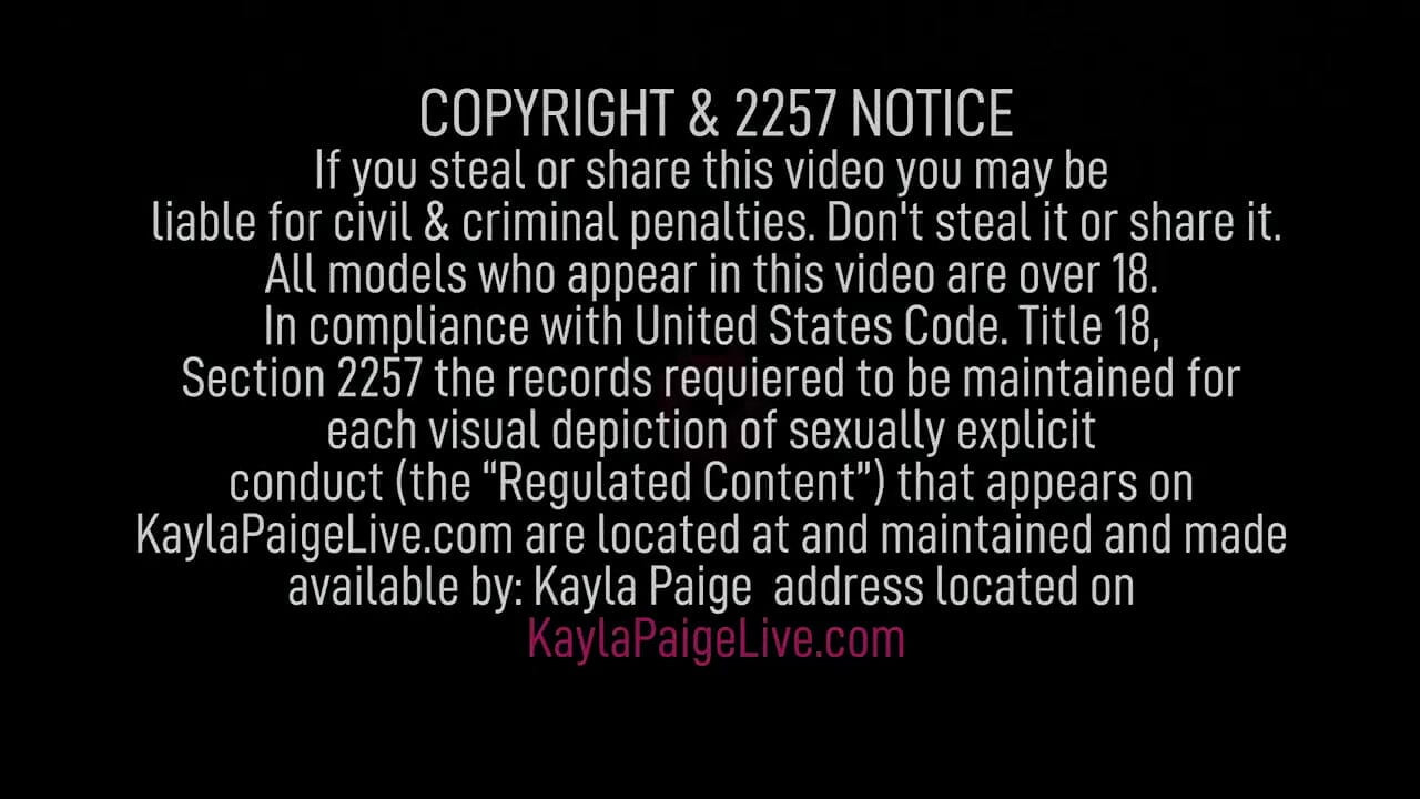 Tetona milf Kayla Paige se desnuda en la cocina