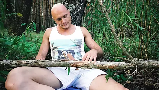 LUSTIGES SCHULMÄDCHEN WIRD IM WALD IN VERRÜCKTEN POSEN HART GEFICKT