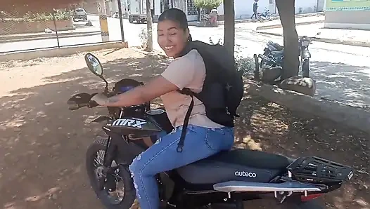 Ngajarin cewek latina gimana caranya nyetir dan ngentot dia habis-habisan