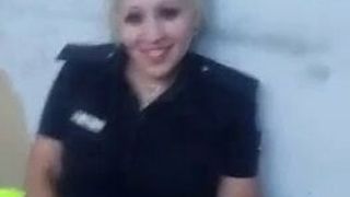 Mujer policía argentina masturbándose en uniforme mientras está de servicio