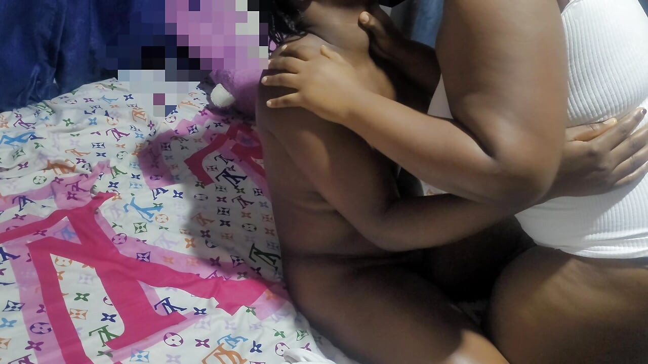 Mergokin rahasia saudara tiriku di depan kamera saat bersembunyi di lemari bajunya (aktivitas harian)