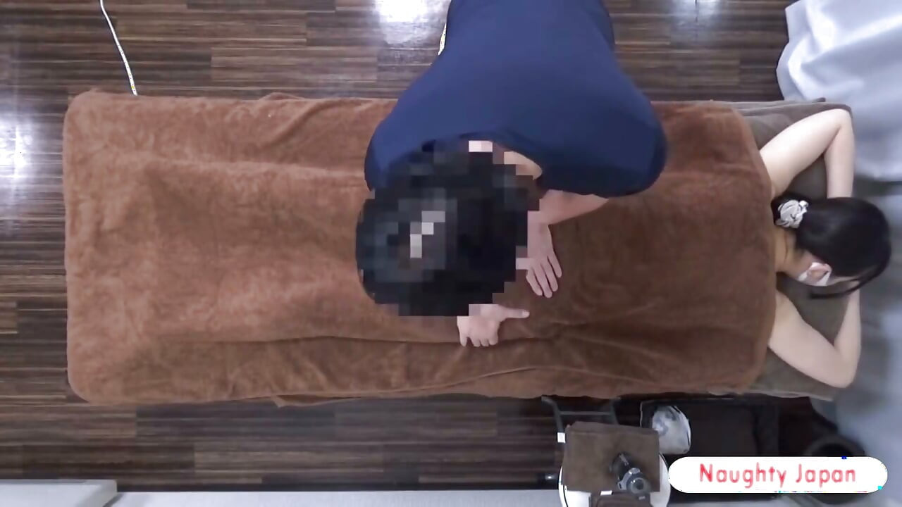 Kecantikan pejabat yang menakjubkan dengan kulit yang keliru dan kaki panjang bersantai dengan pinggul intim – urut fokus ep 1