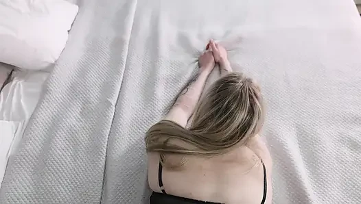 Gadis Finlandia 21 terangsang mendapatkan apa yang dia inginkan. Seks anal untuk pertama kalinya