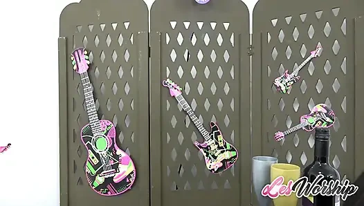 Анал и игрушка для киски подруги-латины с большими сиськами