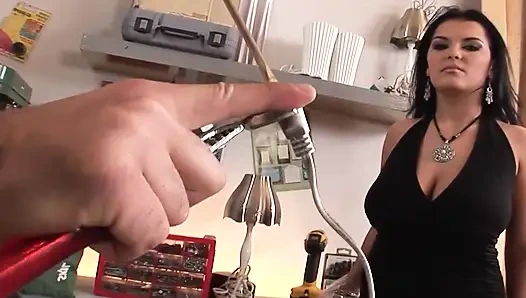 Büyük memeli orta yaşlı seksi kadın pis atölyede korunmasız sikiliyor