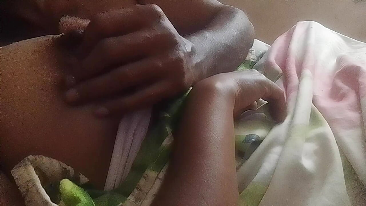 Малу момиче получава масаж на гърдите си от съпруга си