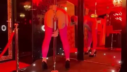 Penari striptis ini habis-habisan sampai dia meringis keen