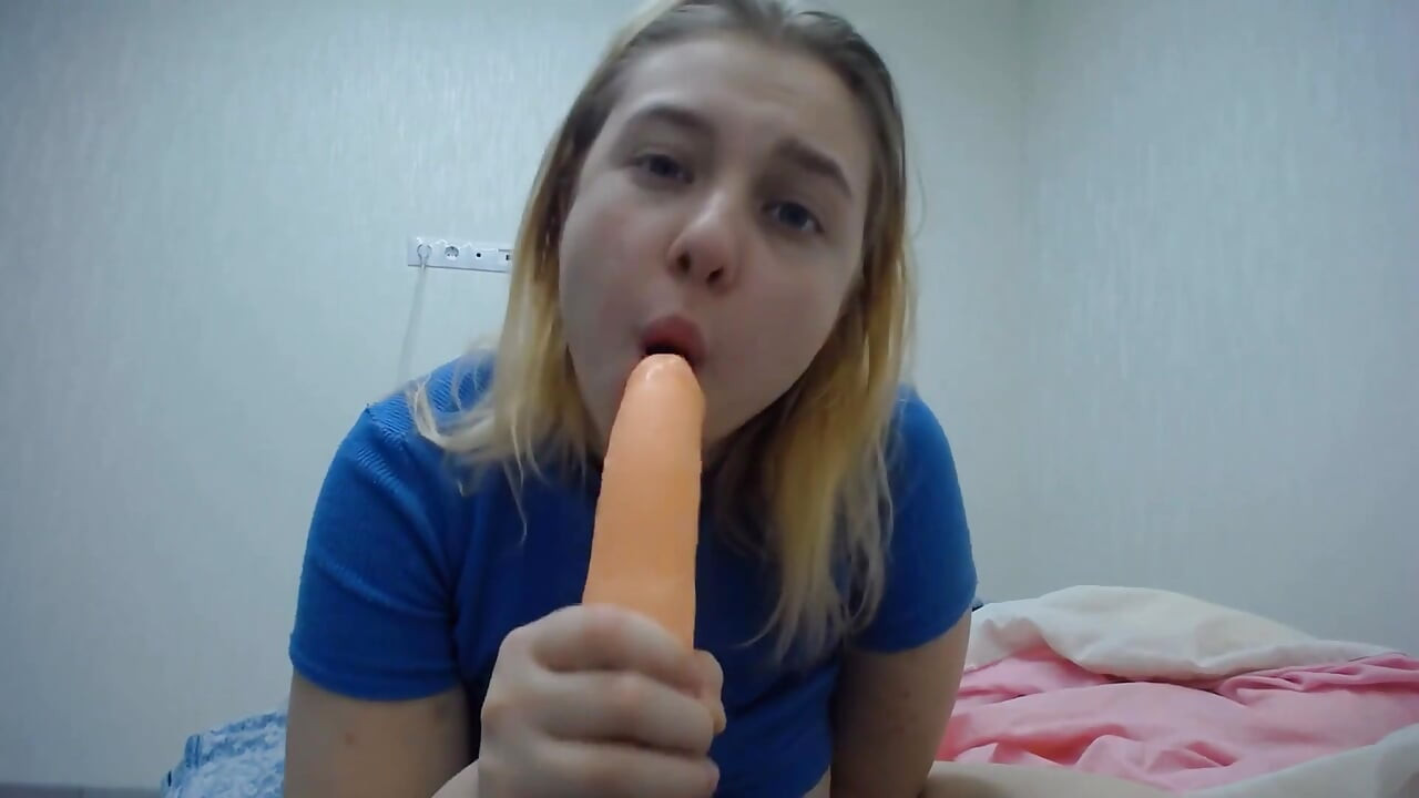 Dildo emiyor ve emiyor