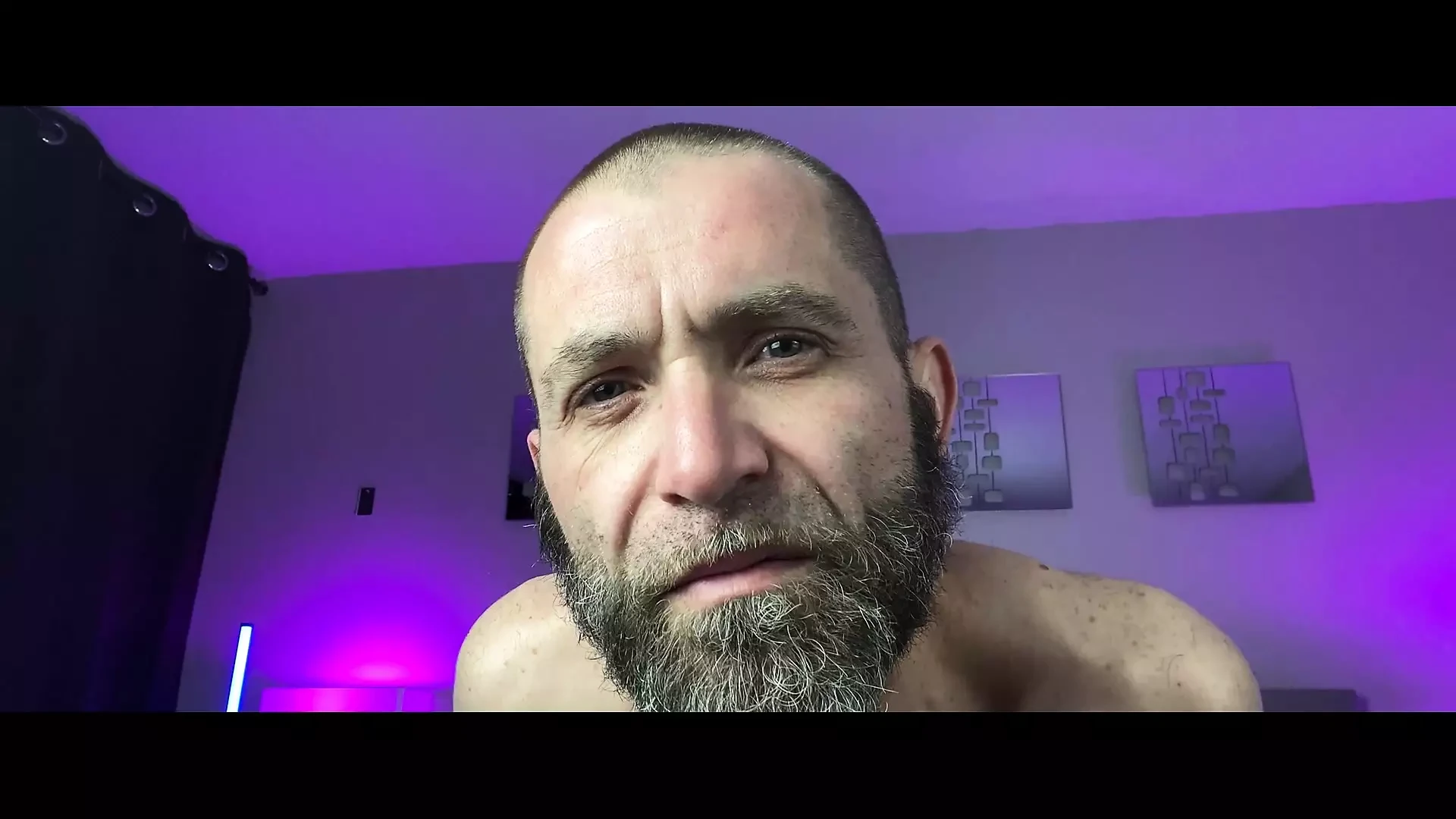 Bărbatul amărtor are nevoie de o viață în sclav