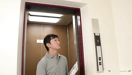 Wanita lain dengan suara keras bersuara sambil terlibat dalam hubungan seksual dalam posisi doggie style