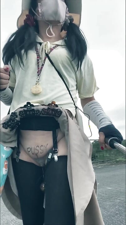 No. 264 沿著堤岸裸體散步