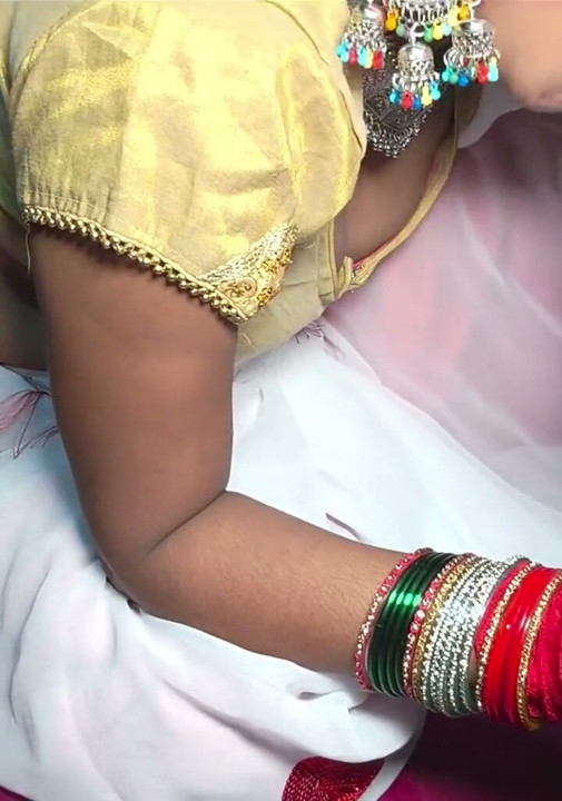 백인 색 Saree 찐 인도 로맨스 섹스 침대에서 남편에게 오럴 섹스를 해주는 핫한 패러디 마누라