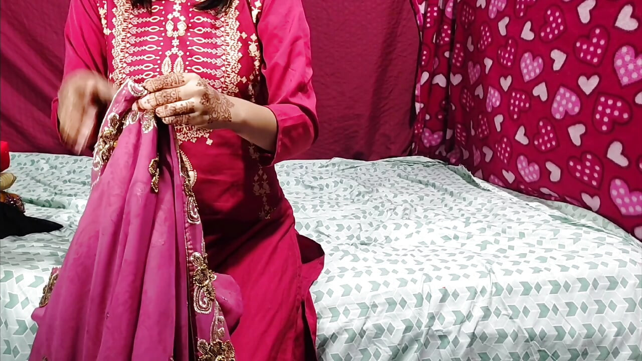 Ινδή γυναίκα σε ξενώνα χωριού απατά τον άντρα και τον φίλο της