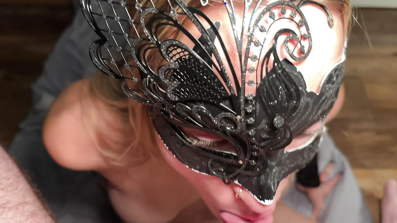 Chupando pau, deitando para trás e engolindo um pouco de porra