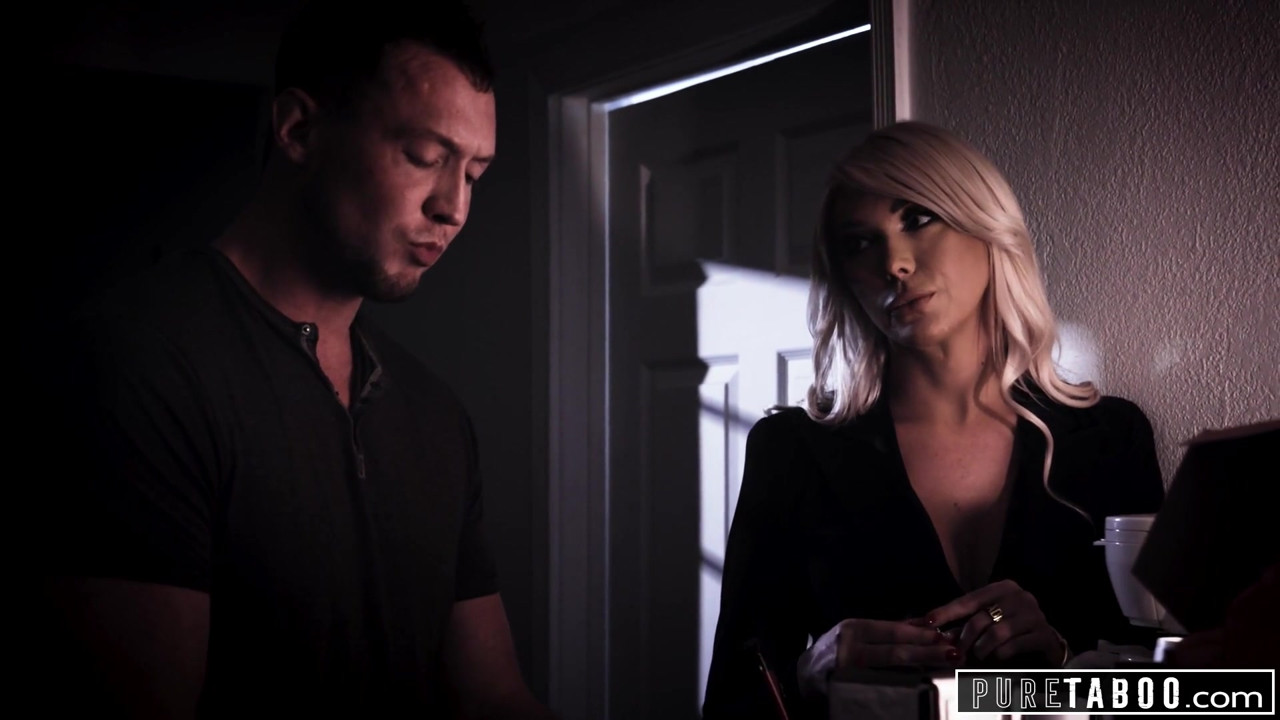 純粋なタブー、セクシートランスガールが悲しみの男をやる