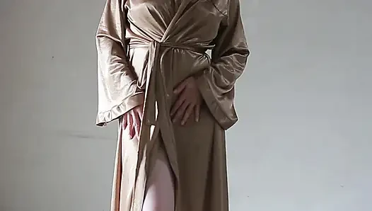 İRI GÖĞÜSLÜ HINTLI KıZ BANYO YAPıYOR VE HATTA SARı SATEN KIMONO ILE MASTÜRBASYON YAPıYOR