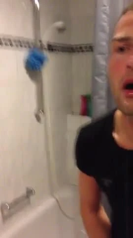 Er wichst sich, waehrend ihm Sperma aus dem Mund laeuft