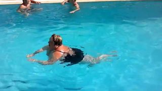 BBW belle-mère dans la piscine