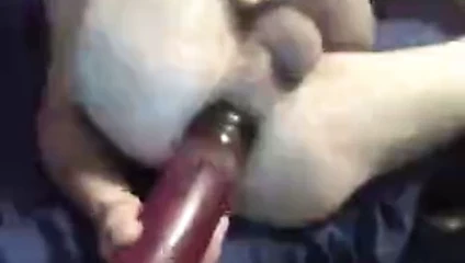 Düz erkek büyük bir yapay penis ile mastürbasyon yapıyor.