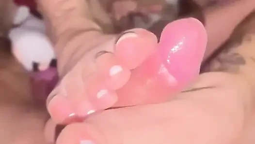 Footjob dengan licin dan crot di lambat