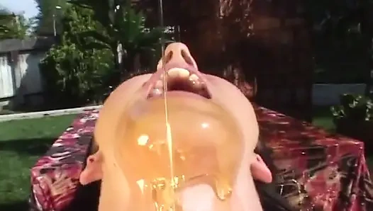 Büyük bir yarak götünü sikip boşalmaya kadar sikerken sürtük bacaklarını açıyor