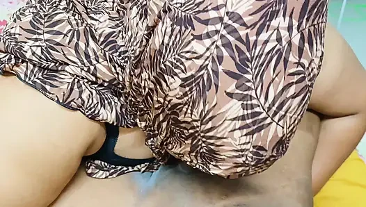 Gadis-gadis luar ruangan desa desi pulang dan mengisap kontol