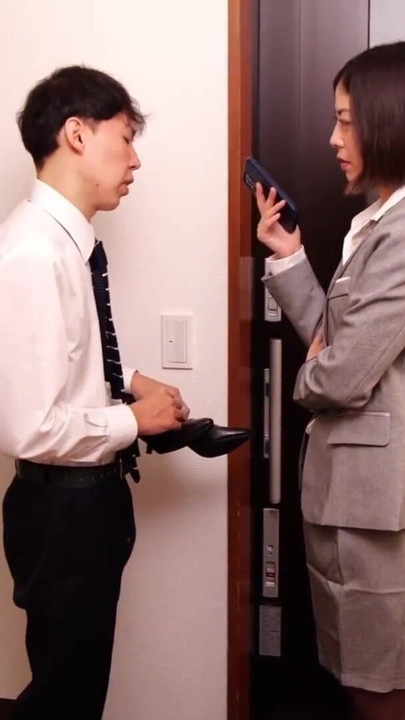 The alluring female boss in black pantyhose - Saki Usumi | Clip 1