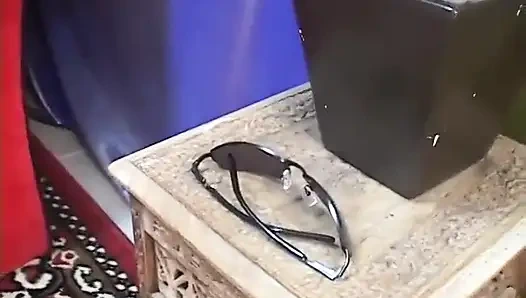 Шлюховатая индийская сучка встает на колени, чтобы сделать минет перед взхватыванием