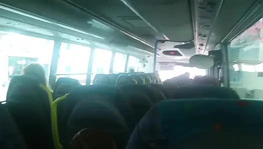МИНЕТ В ПУБЛИЧНОМ АВТОБУСЕ С ЗАСВЕТОМ СИСЕК И БОЛЬШОЙ ЗАДНИЦЫ